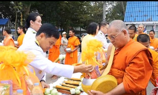 จังหวัดกระบี่ จัดพิธีเจริญพระพุทธมนต์และทำบุญตักบาตรถวายพระกุศล เนื่องใน วันชาติ และวันพ่อแห่งชาติ 5 ธันวาคม 2567