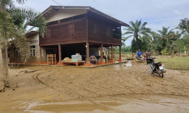 ชุมพร นั่งหนีน้ำอยู่บนหลังคาบ้าน ความคืบหน้าน้ำท่วมจังหวัดชุมพร ฝนทิ้งช่วงทำให้ระดับน้ำลดลง