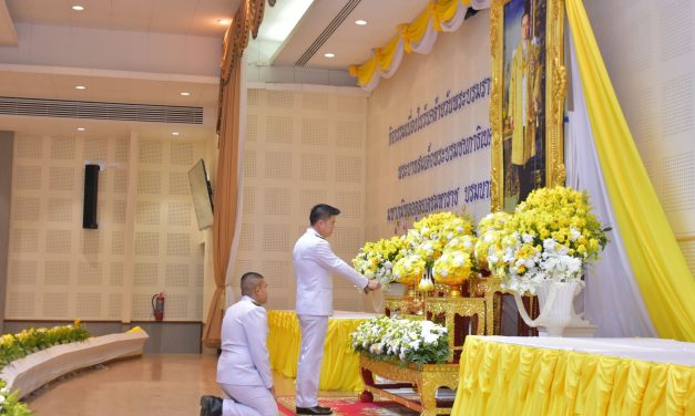 จ.พังงา จัดพิธีเจริญพระพุทธมนต์และทำบุญตักบาตรเนื่องในวันพ่อแห่งชาติ 5 ธันวาคม 2567