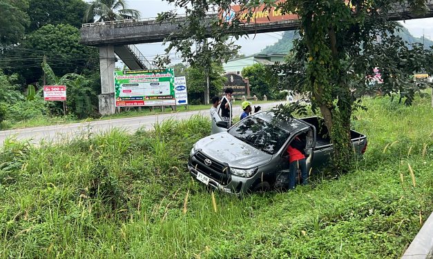 ชุมพร ฝนฟ้าคึกคะนองเกิดอุบัติเหตุรถกระบะเสียหลักลงลองกลางถนนติดภายในเจ็บสาหัส 2 ราย