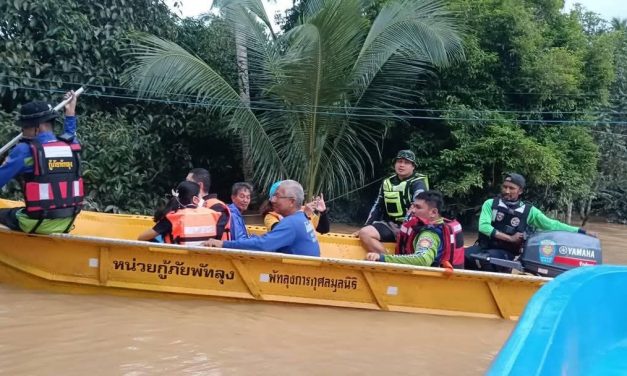 เหล่ากาชาด จ.ชุมพร ลงพื้นที่เยี่ยมให้กำลังใจ พร้อมมอบสิ่งของช่วยเหลือผู้ประสบอุทกภัย