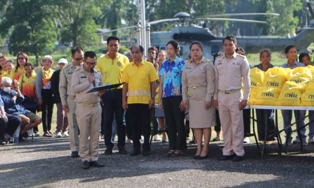 ชุมพร รองนายกฯ และ รมว.พลังงาน นายพีระพันธุ์ สาลีรัฐวิภาค ลงพื้นที่เยี่ยมให้กำลังใจผู้ประสบภัยในพื้นที่ อ.ปะทิว จ.ชุมพร