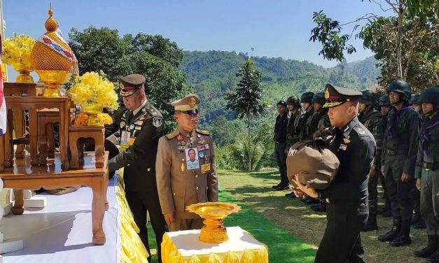 ชุมพร องคมนตรี เชิญสิ่งของพระราชทานเนื่องในโอกาสปีใหม่ 2568 ไปมอบแก่เจ้าหน้าที่ ที่ปฏิบัติหน้าที่กองกำลังชายแดนในพื้นที่